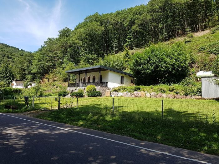 Chalet mat Terrain, fir Theorie- a Praxiscoursen.